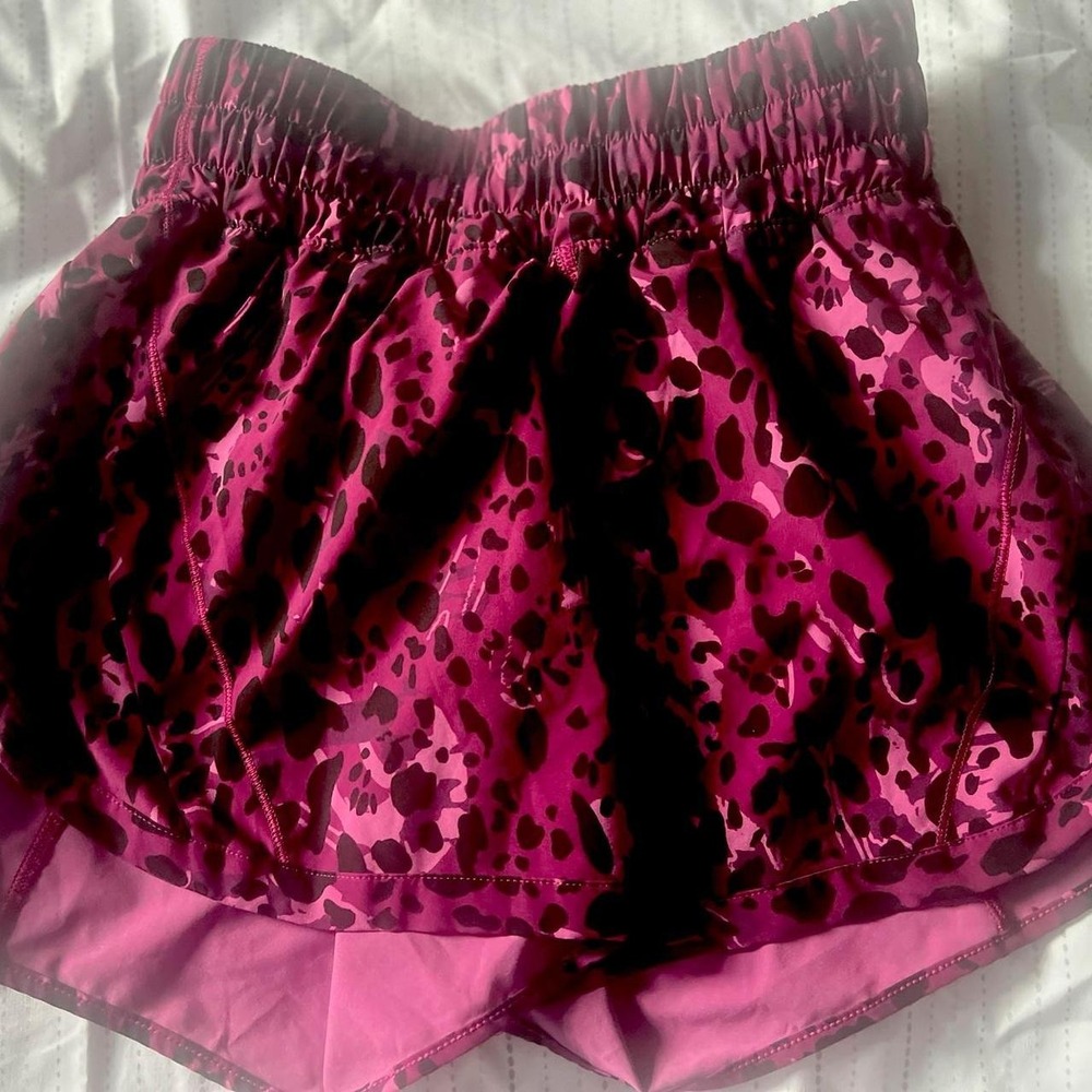 Lululemon Women Purple Black Animal Print Activewear Shorts W7BOLS Size 4 - Picture 7 of 8